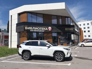 2021 Toyota RAV4 V (XA50), белый, 3200000 рублей, вид 4