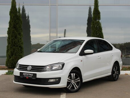 2017 Volkswagen Polo V Рестайлинг, белый, 1010000 рублей, вид 1