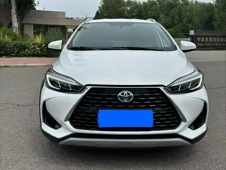 2023 Toyota Yaris L X XP150 Рестайлинг, белый, 1420000 рублей, вид 2