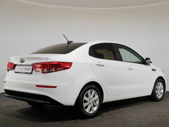 2017 Kia Rio III Рестайлинг, белый, 1000000 рублей - вид 4
