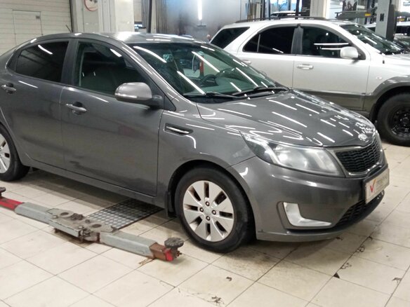 2013 Kia Rio 4-speed III, белый, 890000 рублей