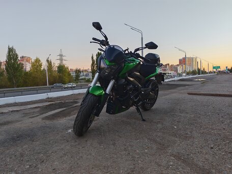 2021 Bajaj Dominar 400, зелёный, 379000 рублей, вид 2
