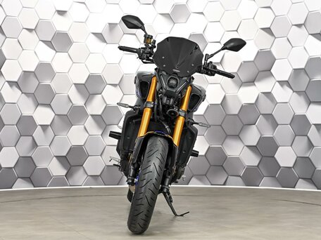2023 Yamaha MT-09 (FZ-09), серебристый, 1127000 рублей, вид 5