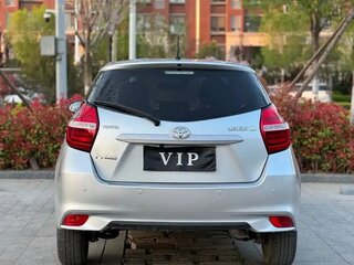 2022 Toyota Yaris IV, серебристый, 1210005 рублей, вид 5