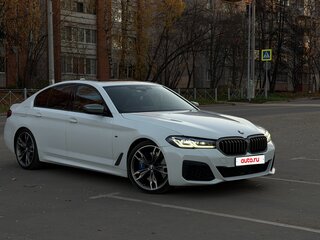 2021 BMW 5 серии M550i xDrive VII (G30/G31/G38) Рестайлинг, белый, 5500000 рублей, вид 3