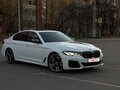 2021 BMW 5 серии M550i xDrive VII (G30/G31/G38) Рестайлинг, белый, 5500000 рублей - вид 2
