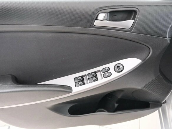 2014 Hyundai Solaris I Рестайлинг, серебристый, 1049000 рублей - вид 18
