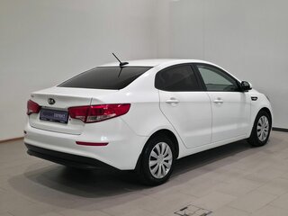 2017 Kia Rio III Рестайлинг, белый, 940000 рублей, вид 5