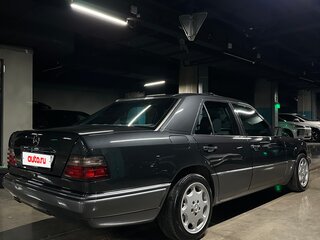 1994 Mercedes-Benz E-Класс 220 I (W124), чёрный, 1750000 рублей, вид 3