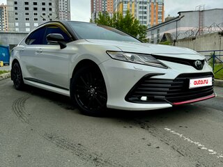 2021 Toyota Camry VIII (XV70) Рестайлинг, белый, 3500000 рублей, вид 1