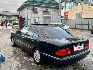 1999 Mercedes-Benz E-Класс 240 II (W210, S210) Рестайлинг, чёрный, 150000 рублей, вид 4