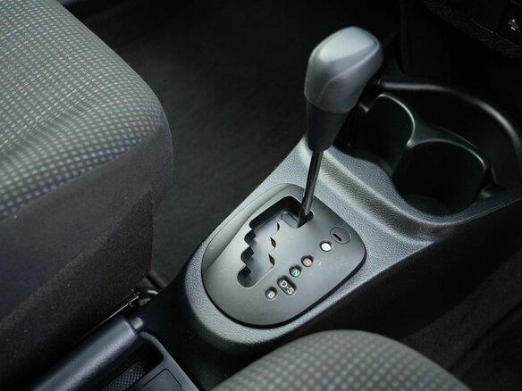 2019 Toyota Vitz III (XP130) Рестайлинг 2, серый, 1050000 рублей - вид 18