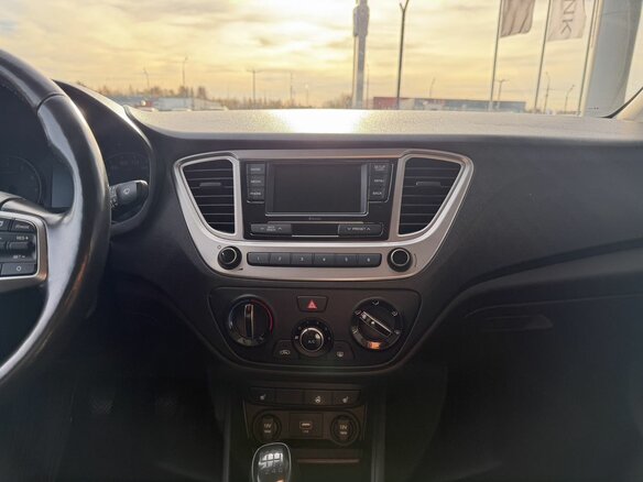 2019 Hyundai Solaris II, бежевый, 1345000 рублей - вид 19
