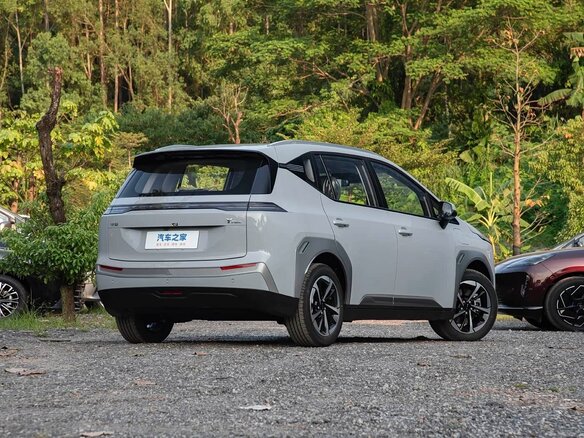 2025 Aion Y Plus 68.2 kWh, серый, 1710000 рублей - вид 6