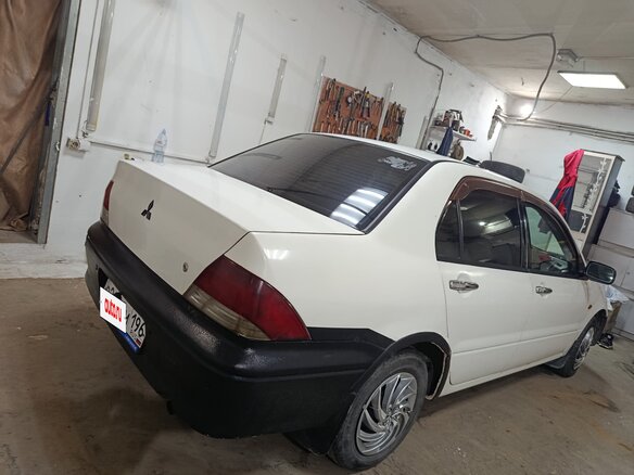 2000 Mitsubishi Lancer Cedia IX, белый - вид 1