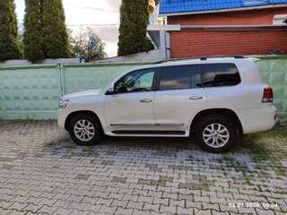2016 Toyota Land Cruiser 200 Series Рестайлинг 2, белый, 8200000 рублей, вид 4