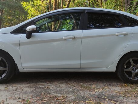 2017 Ford Fiesta Mk6 Рестайлинг, белый, 599000 рублей, вид 5