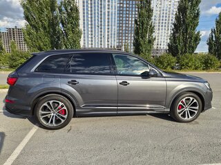 2024 Audi Q7 55 TFSI e II (4M) Рестайлинг 2, серый, 11500000 рублей, вид 3