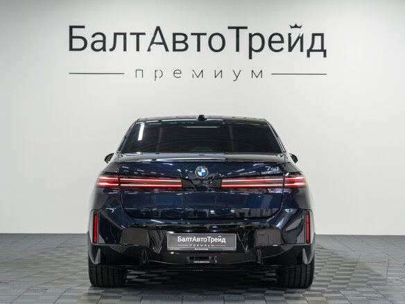 2026 BMW 7 серии 740 xDrive VII (G70) Рестайлинг, синий, 24690000 рублей - вид 8