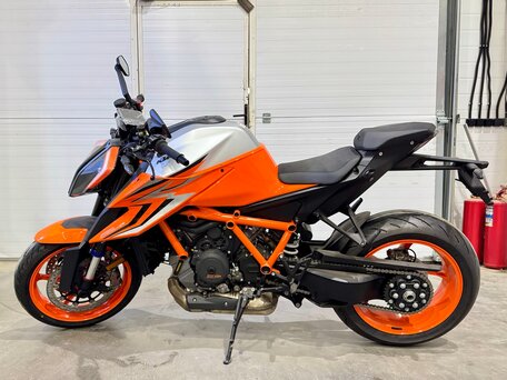 2022 KTM 1290 Super Duke R, оранжевый, 1599000 рублей, вид 2