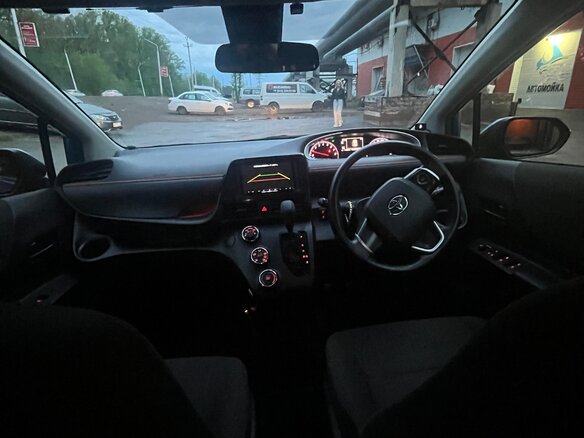 2019 Toyota Sienta II Рестайлинг, синий, 1450000 рублей - вид 3