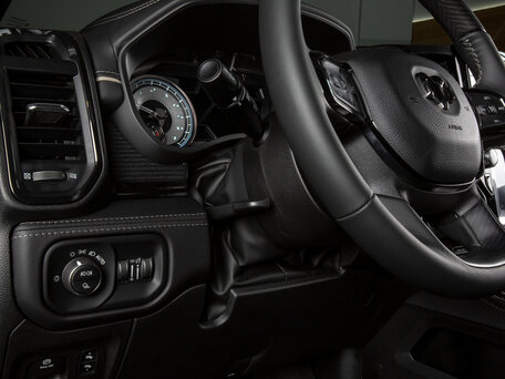2022 Ram 1500 Crew Cab V, серый, 8998000 рублей, вид 5