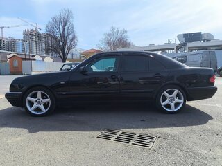 1996 Mercedes-Benz E-Класс 280 II (W210, S210), чёрный, 650000 рублей, вид 3