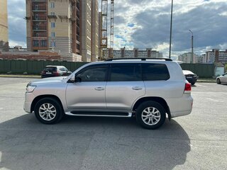 2016 Toyota Land Cruiser 200 Series Рестайлинг 2, серебристый, 6000000 рублей, вид 2