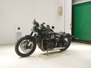 2020 Triumph Bonneville Bobber, чёрный, 1600000 рублей, вид 4