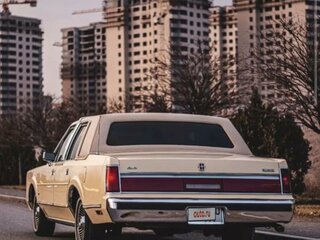 1985 Lincoln Town Car I, жёлтый, 6300000 рублей, вид 2