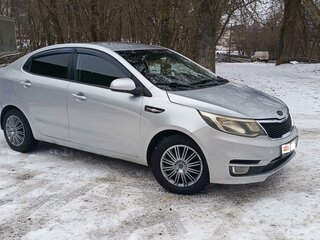 2015 Kia Rio III Рестайлинг, серебристый, 800000 рублей, вид 1