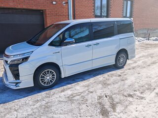 2018 Toyota Voxy III (R80) Рестайлинг, белый, 2750000 рублей, вид 4