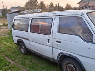 1990 Nissan Urvan III (E24), белый, 170000 рублей, вид 2