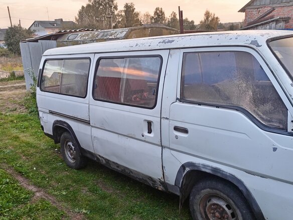 1990 Nissan Urvan III (E24), белый, 170000 рублей - вид 1