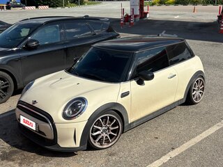 2021 Mini Hatch Cooper III (F55/F56) Рестайлинг 2, бежевый, 2150000 рублей, вид 3