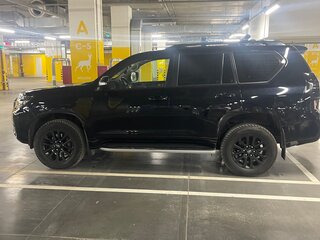 2021 Toyota Land Cruiser Prado 150 Series Рестайлинг 3, чёрный, 6200000 рублей, вид 3