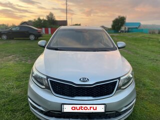 2015 Kia Rio 6-speed III, серебристый, 750000 рублей, вид 2