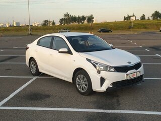 2021 Kia Rio IV Рестайлинг, белый, 1230000 рублей, вид 1