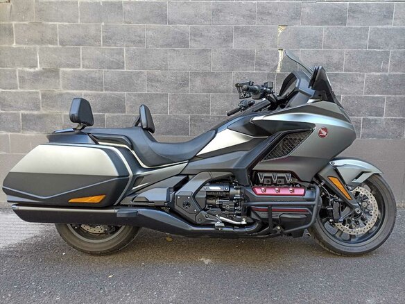 2024 Honda GL 1800 Gold Wing, серебристый, 2399000 рублей