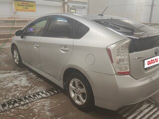 2010 Toyota Prius III (XW30), серебристый, 1100000 рублей, вид 3