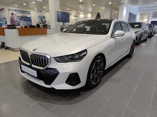 2025 BMW 5 серии Long 530Li xDrive VIII (G60/G61/G68), белый, 8300000 рублей, вид 1