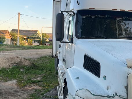 2002 Volvo VNL, белый, 1400000 рублей, вид 5