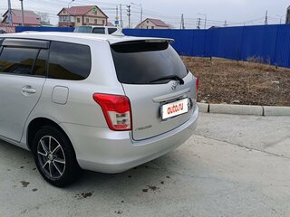 2010 Toyota Corolla Fielder X (E140, E150) Рестайлинг, серебристый, 950000 рублей, вид 3