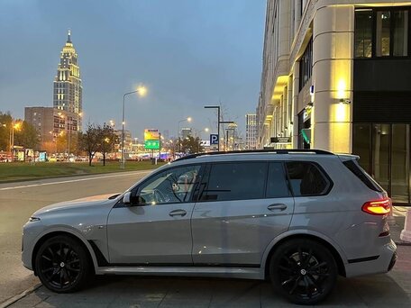 2023 BMW X7 40i I (G07) Рестайлинг, серый, 11000000 рублей, вид 3