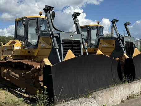 2011 John Deere 1050J, 23500000 рублей, вид 1