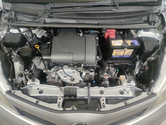 2011 Toyota Vitz III (XP130), серый, 860000 рублей - вид 17