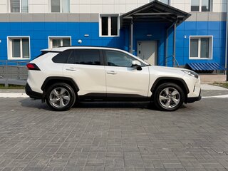 2021 Toyota RAV4 V (XA50), белый, 3915000 рублей, вид 1