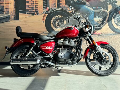 2026 Royal Enfield Super Meteor, пурпурный, 792000 рублей, вид 2