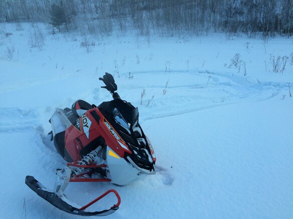 2014 Polaris 600 INDY, красный - вид 3