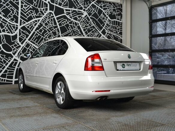 2011 Skoda Octavia II (A5) Рестайлинг, белый - вид 5